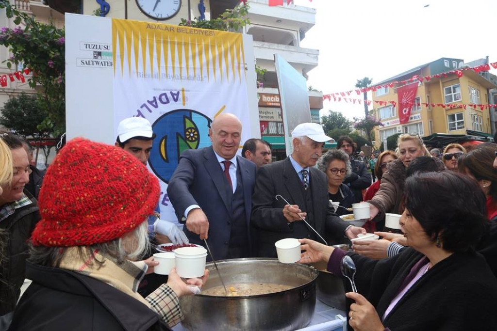 BELEDİYEMİZ TARAFINDAN AŞURE LOKMASI DAĞITILDI